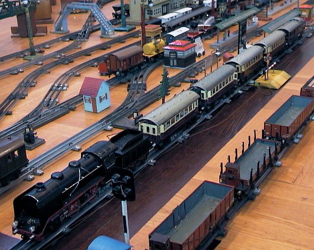 Bild: Der Rheingold 1758/0, mit Märklin E66/12920 bespannt, verlässt den Bahnhof